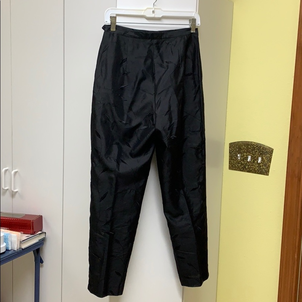 Black lined pants. Leaf motif. Size 6p